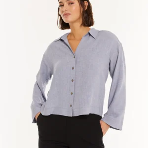 Camisa cuello camisero y hombro caído