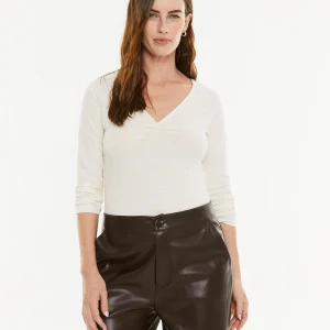 Camiseta escote pico con frunce