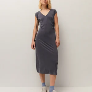 Vestido midi escote pico. detalle de frunce en cintura