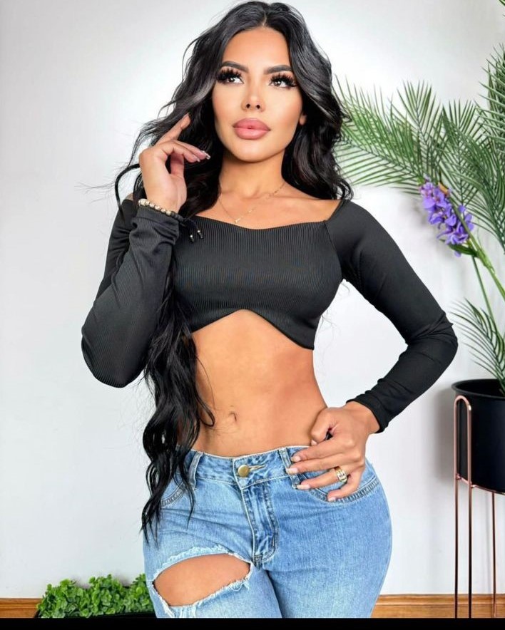 Blusa Top Crop de Manga Larga en Tela Acanalada – Estilo y Versatilidad - Imagen 4
