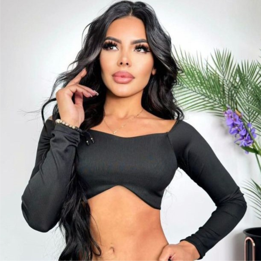 Blusa Top Crop de Manga Larga en Tela Acanalada – Estilo y Versatilidad